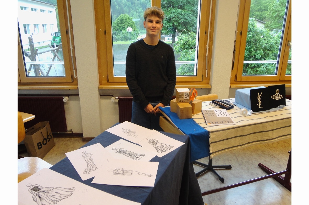 Neal Gerber stellt seine Zeichnungen aus.