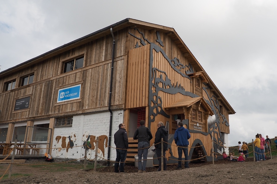 Neben dem Spielplatz locken Kühe zum Klettern.