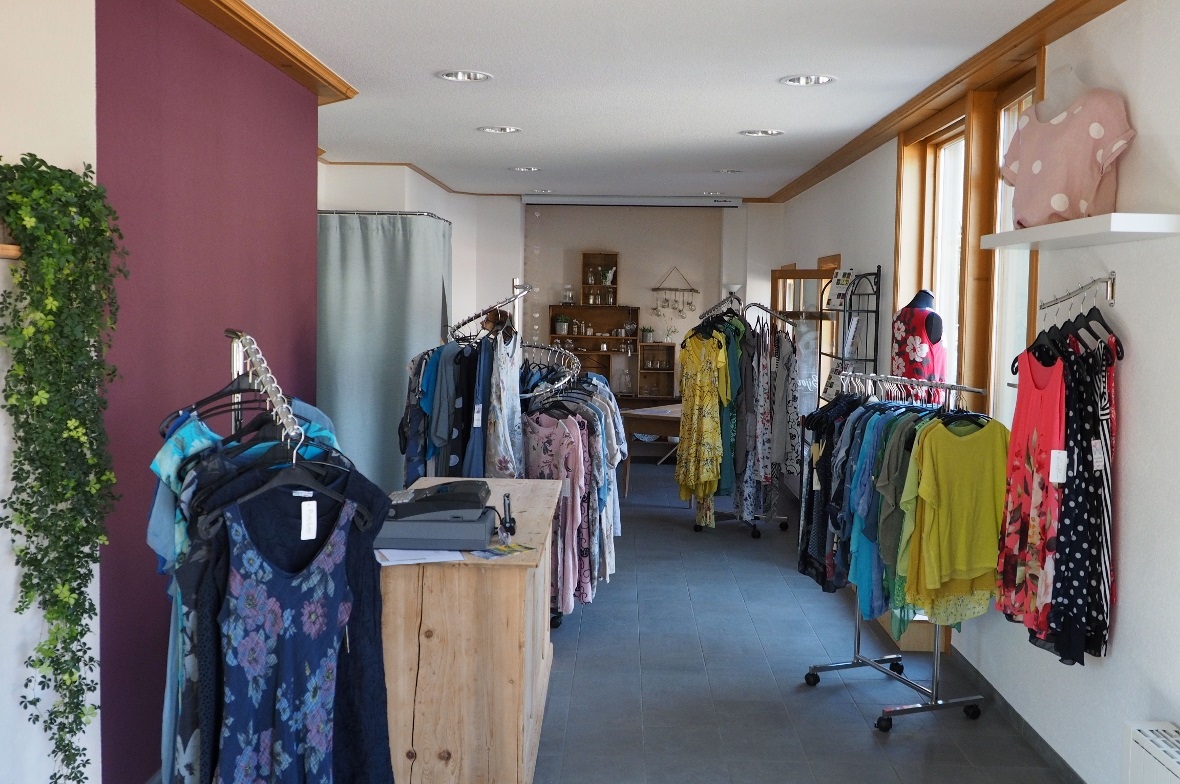 Neben dem «gastronomischen» Angebot werden Damenkleider und Geschenkartikel verk...