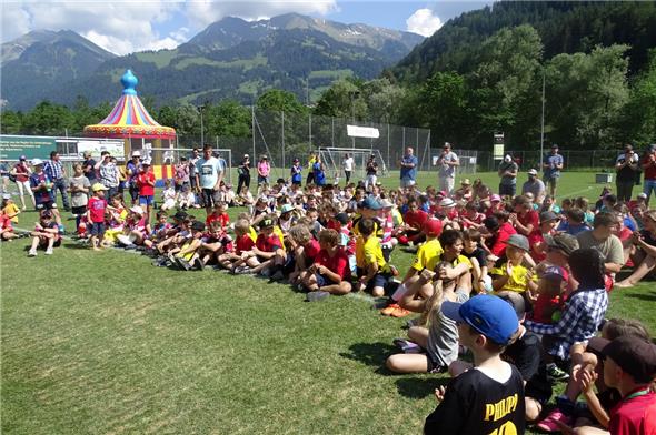 Neben den 22 teilnehmenden Mannschaften kamen auch viele Eltern und Freunde des FC EDO Simme auf den Erlenbacher Fussballplatz zum Schülerturnier.
