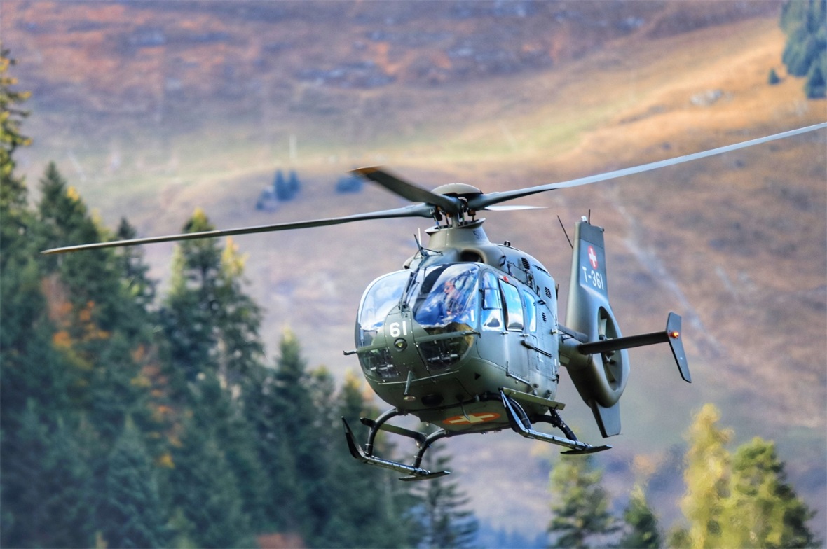 Neben den grossen Super Puma-Helikoptern kamen auch die kleineren Eurocopter zum...