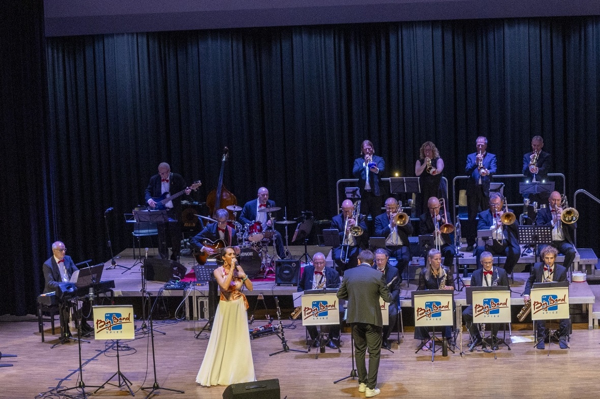 Nelly Patty und die EvR Big Band rissen das Publikum zu Beifallstürmen hin.