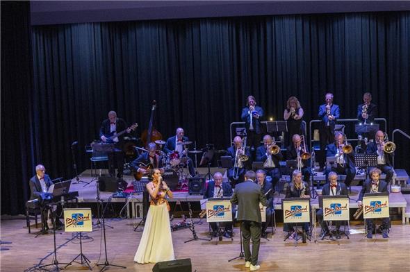 Nelly Patty und die EvR Big Band rissen das Publikum zu Beifallstürmen hin.