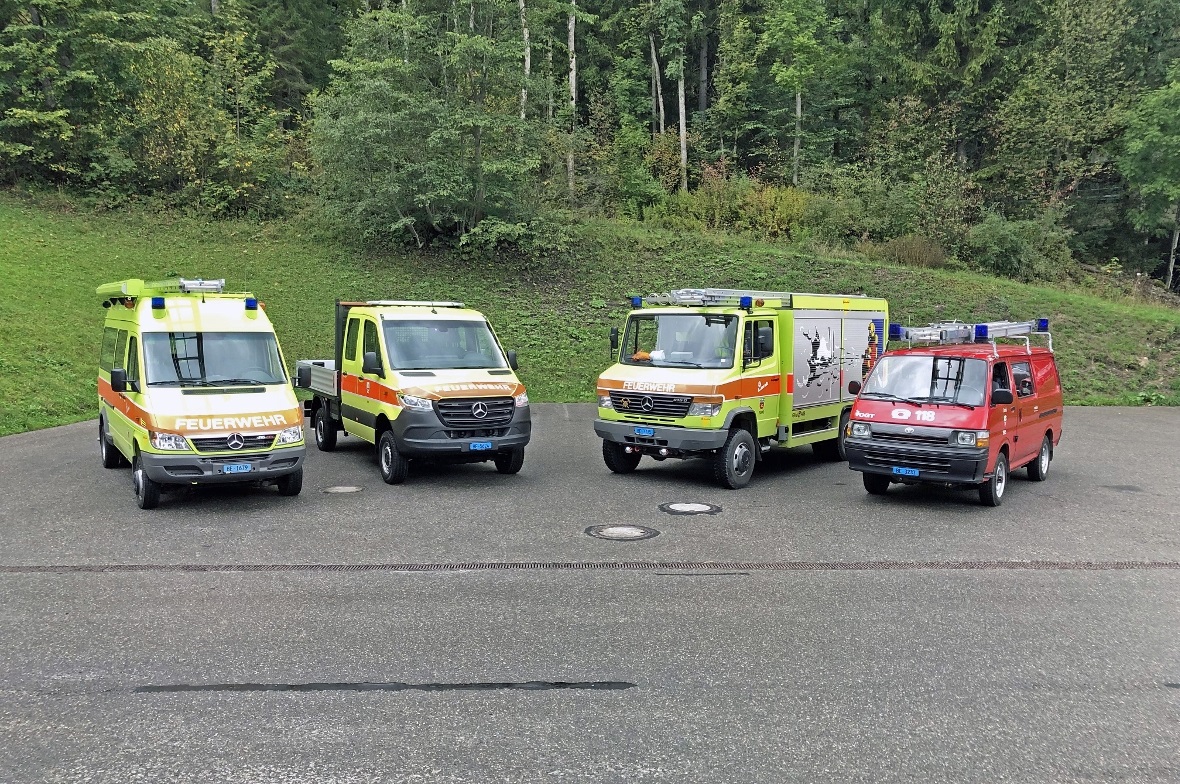 Neu im Fuhrpark: der Mercedes Sprinter 319 CD 4×4 Pritschenwagen – zweiter Wagen von links.