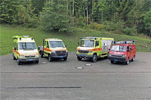 Neu im Fuhrpark: der Mercedes Sprinter 319 CD 4×4 Pritschenwagen – zweiter Wagen von links.