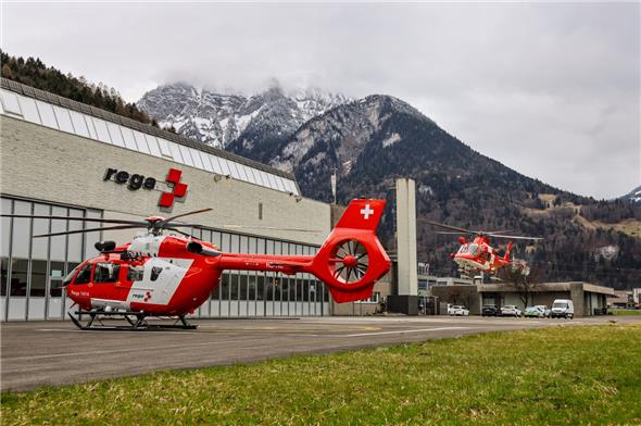 Neu und alt: Im Vordergrund der neue Airbus Helikopter, im Landeanflug der AugustaWestland.