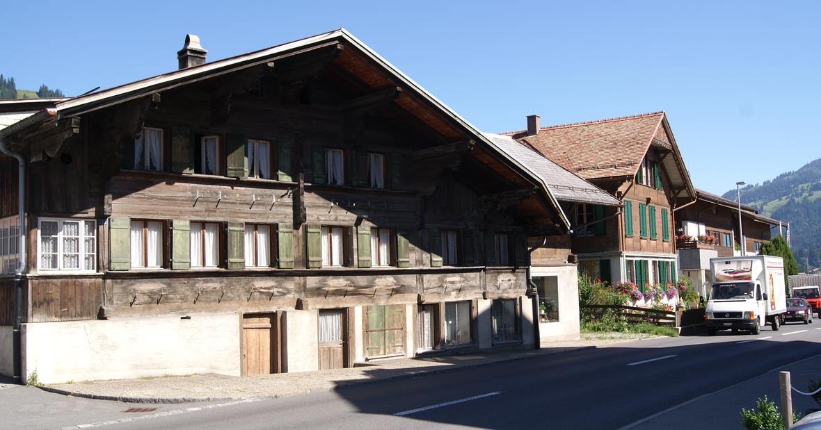 Neue Schallschutzfenster: So wie hier bei den Häusern an der Thunstrasse in Zweisimmen sollen neue Fenster das Eindringen des Verkehrslärms reduzieren.