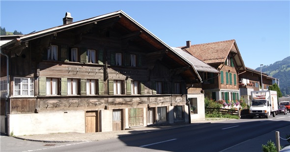 Neue Schallschutzfenster: So wie hier bei den Häusern an der Thunstrasse in Zweisimmen sollen neue Fenster das Eindringen des Verkehrslärms reduzieren.