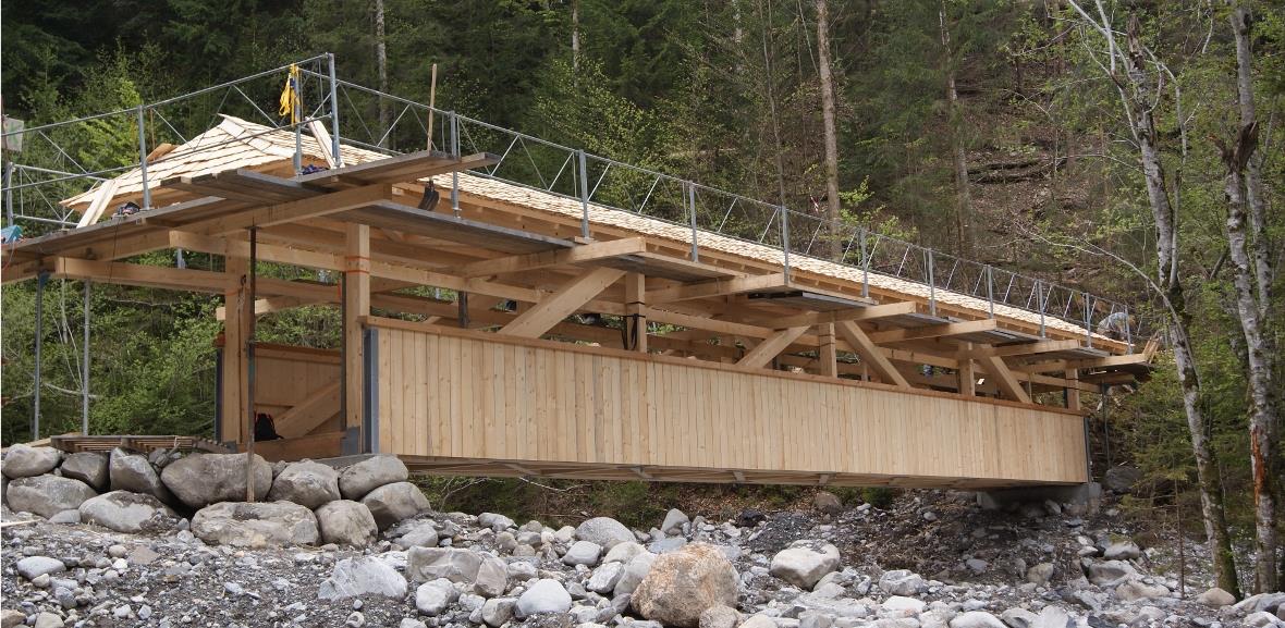 Neue gedeckte Holzbrücke über den Chirel.