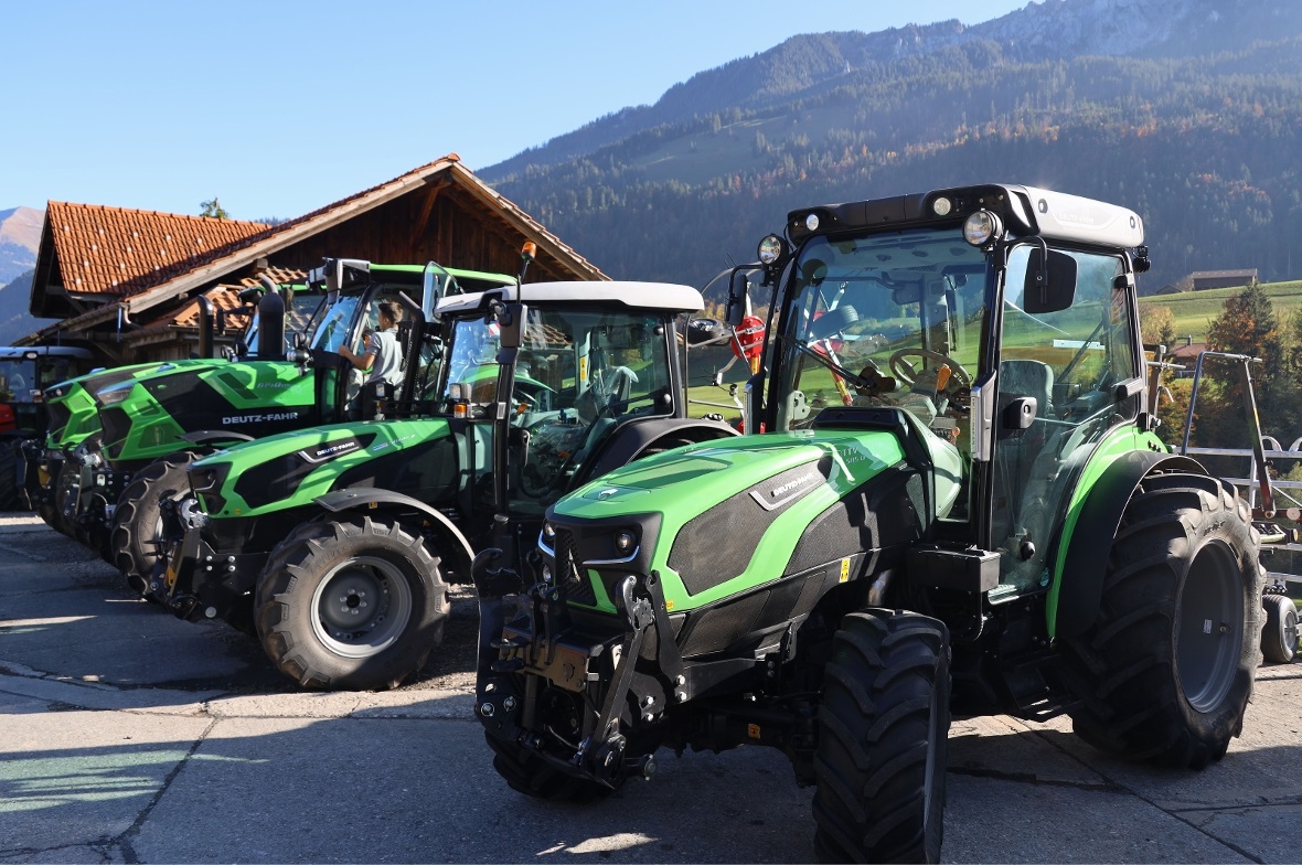 Neue, grosse Traktoren in Reih und Glied warten auf Käufer