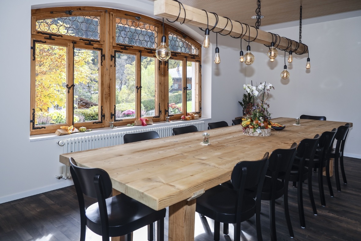 Neus Innere mit schönen alten Fenstern im Taflete.