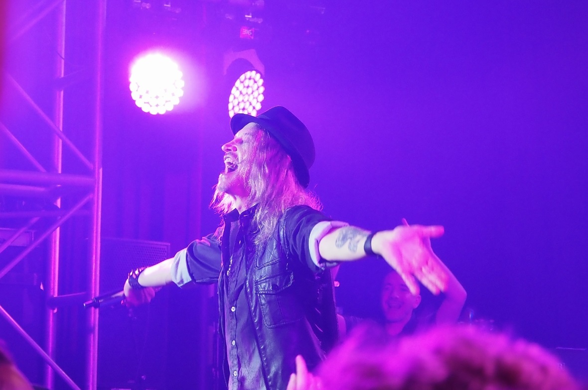 Nic Maeder beim Gotthard-Konzert im Lötschbergsaal Spiez.