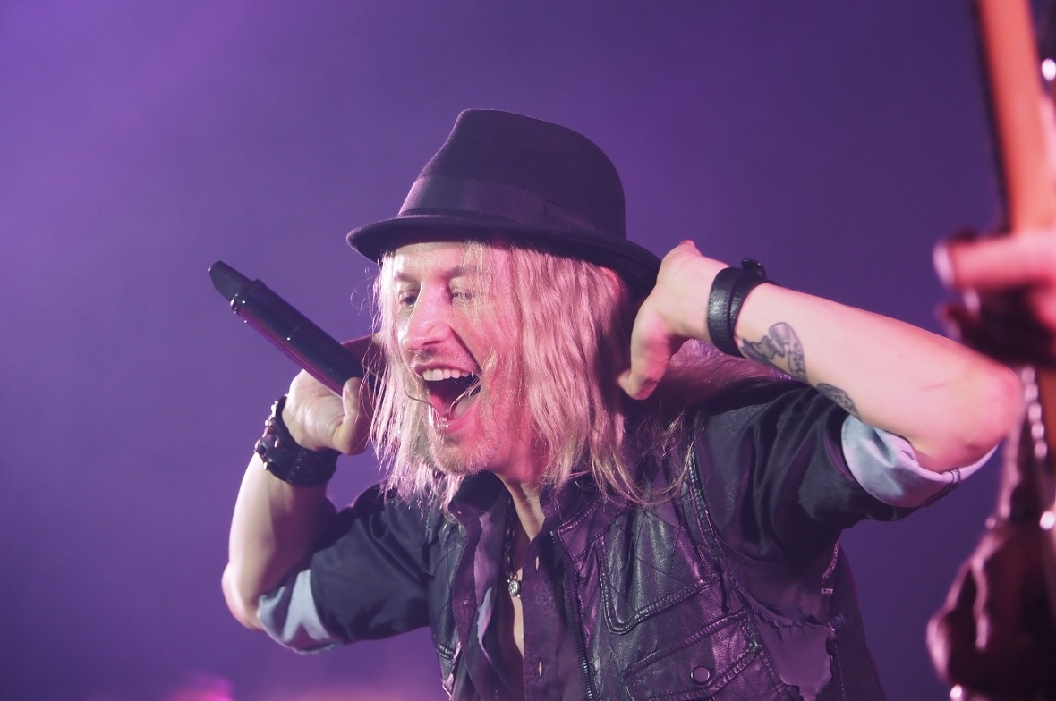 Nic Maeder beim Gotthard-Konzert im Lötschbergsaal Spiez.