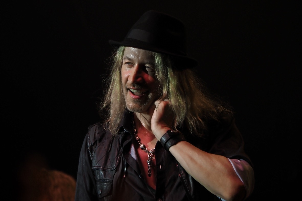 Nic Maeder beim Gotthard-Konzert im Lötschbergsaal Spiez.