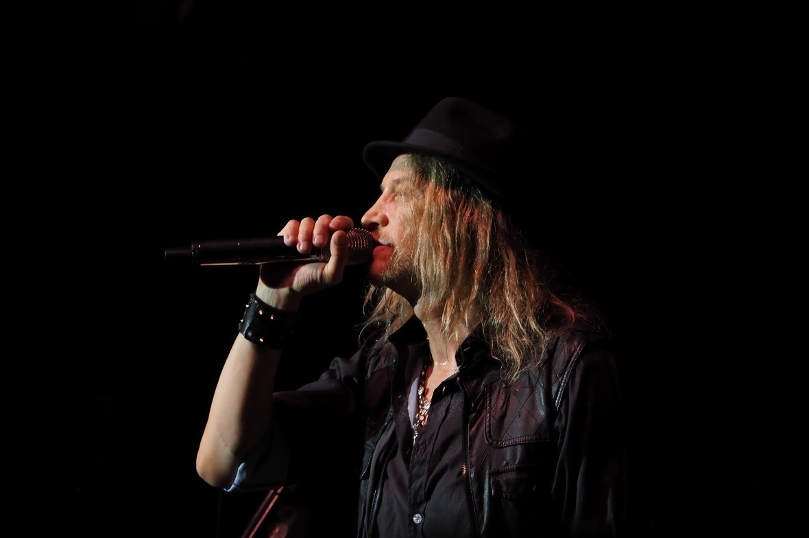 Nic Maeder beim Gotthard-Konzert im Lötschbergsaal Spiez.