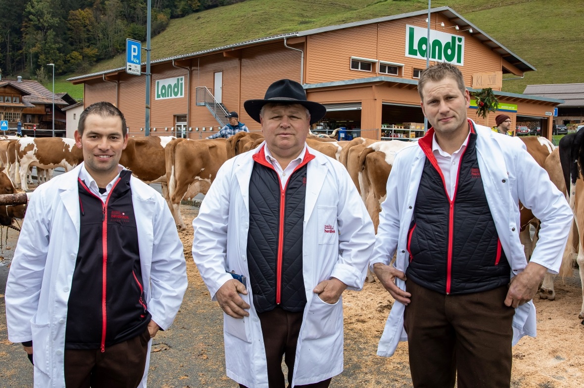 Nicht mehr in der Tracht, sondern in der Arbeitskleidung.