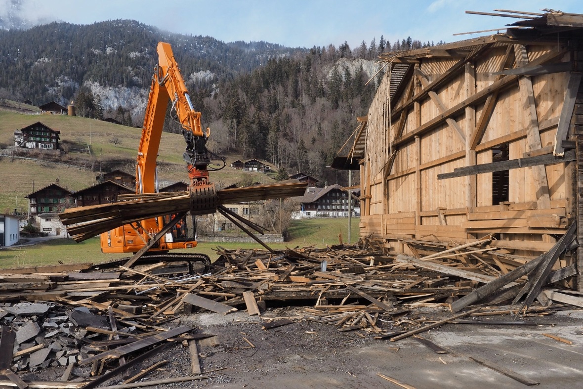 Nicht nur abreissen - auch der Abtransport muss erfolgen.