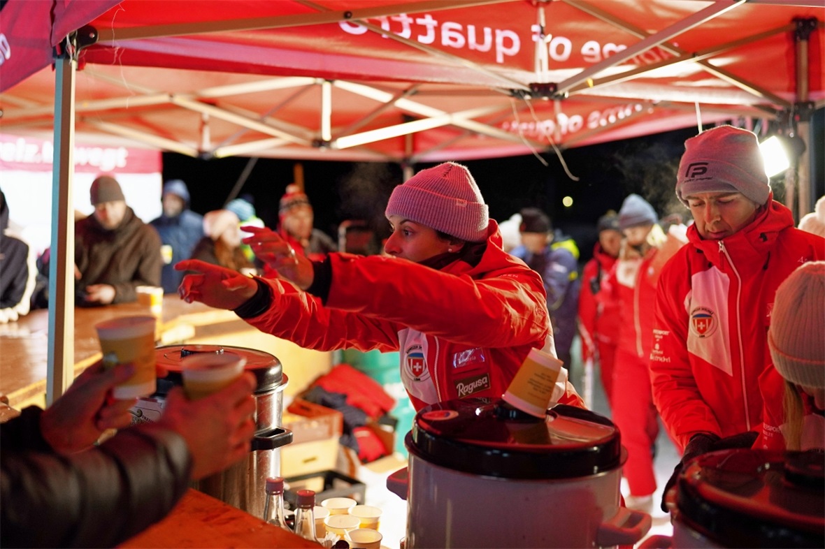Nicht nur auf Skiern: Die Lehrer der Ski- und Snowboardschule sorgten auch für d...