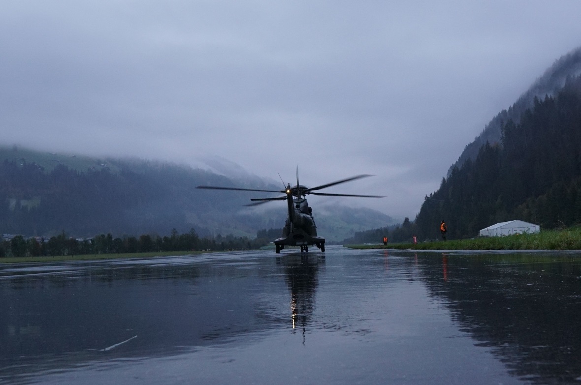 Nicht nur bei schönem Wetter einsatzbereit: Ein Super Puma rollt zur Start-/ Lan...