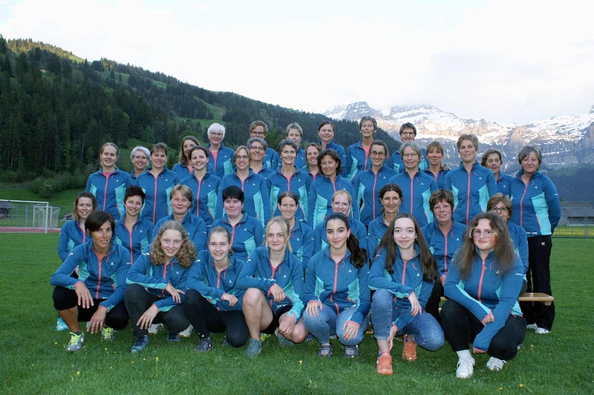 Nicht nur der Name ist neu, auch die Vereinskleidung: Aktive des TSV Lenk.