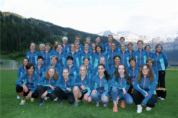 Nicht nur der Name ist neu, auch die Vereinskleidung: Aktive des TSV Lenk.