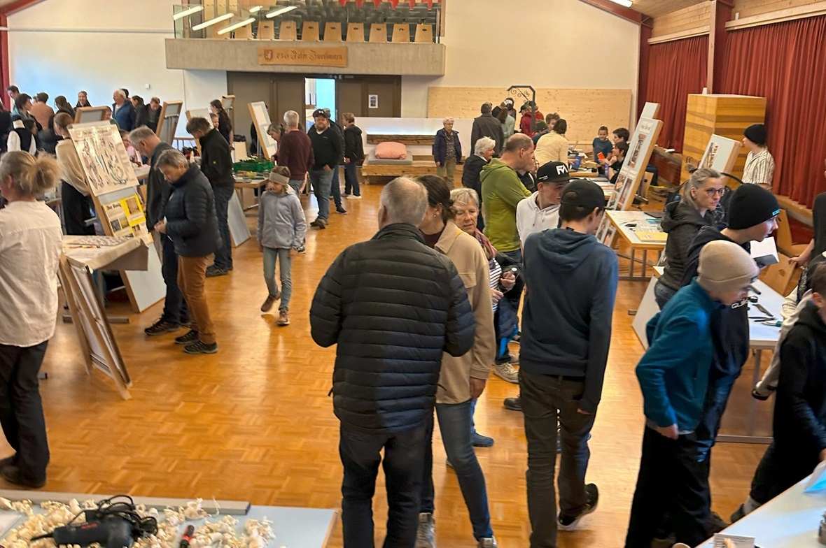 Mit der Projektausstellung auf die Zielgerade Nicht nur die Familien der Ausstellenden waren gekommen, um die Abschlussprojekte zu bestaunen.