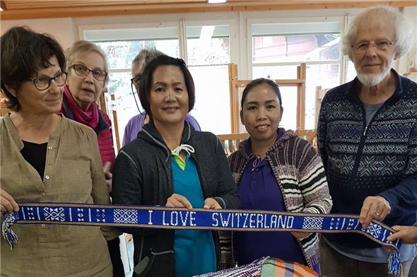 Nicht nur die zwei Frauen aus dem fernen Osten lernten unbekannte Webhilfsmittel bei uns kennen, sondern auch wir Gastgeber staunten über ihre einfache Art zu Weben.