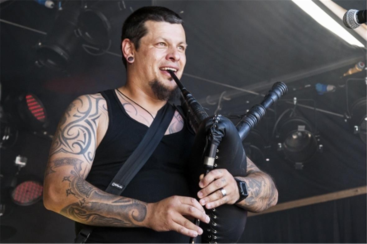 Nicht nur für brachialen Rock bekannt: Münggu von Excelsis mit dem Dudelsack.