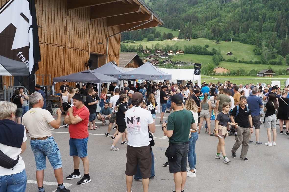 Nicht nur in der Halle war es voll, auch draussen genossen die Gäste das schöne ...