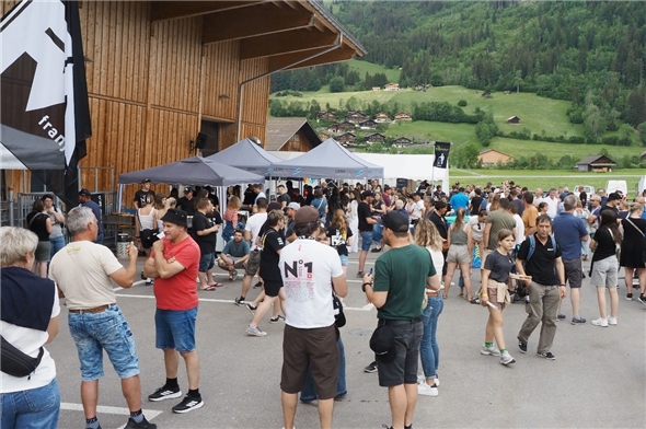 Nicht nur in der Halle war es voll, auch draussen genossen die Gäste das schöne Wetter und stärkten sich an den verschiedenen Essensständen.