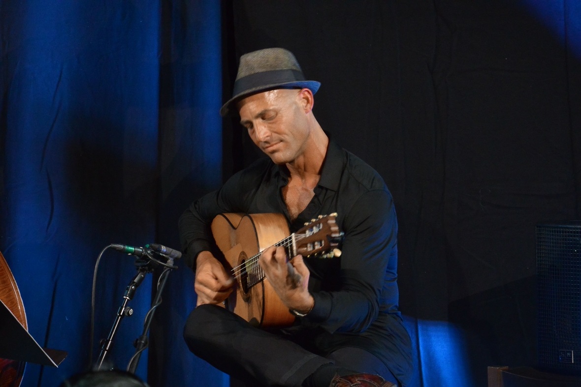 Nick Perrin, Gitarre