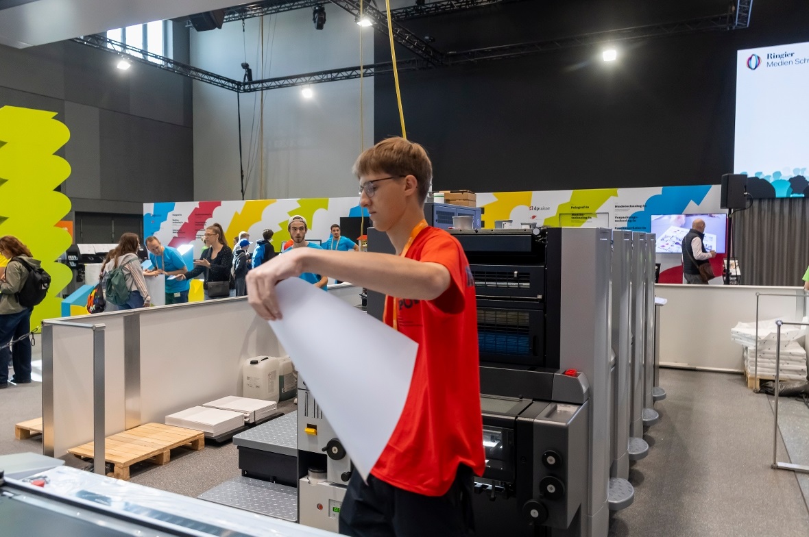 Nico Kopp beim Drucken an der Offsetdruckmaschine.