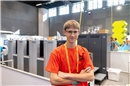 Nico Kopp vor der Offsetdruckmaschine an den SwissSkills in Bern.
