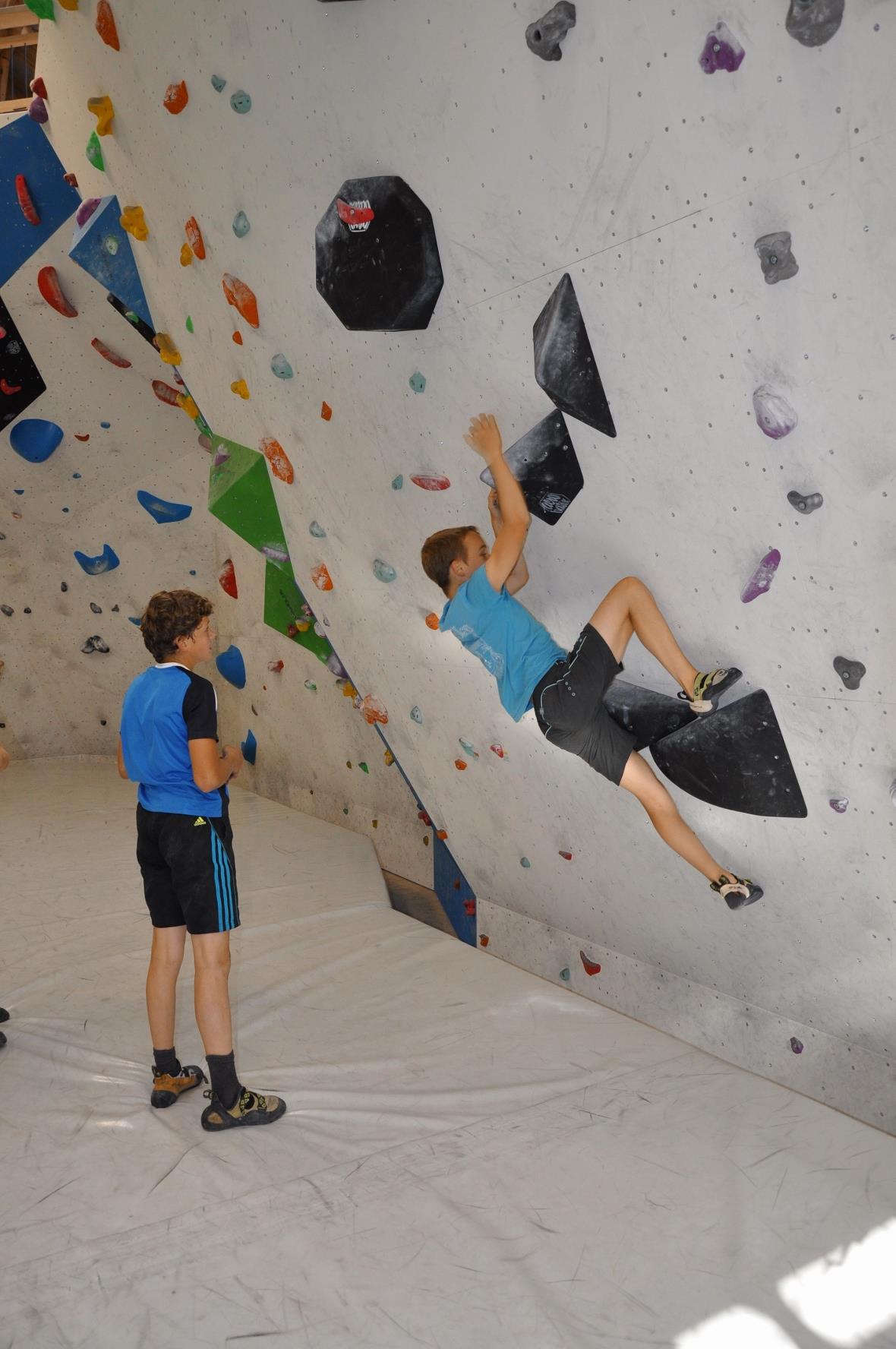 Nico klettert an einer überhängenden Route.