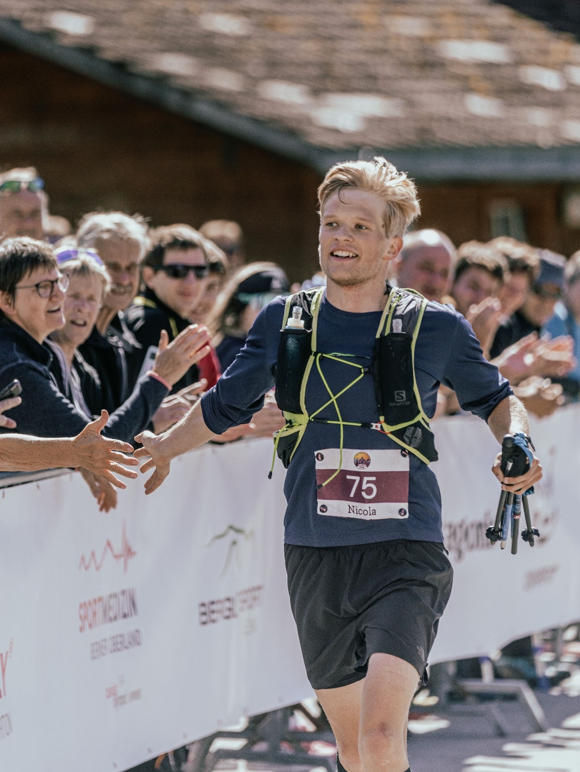 Nicola Buchs freute sich riesig über den herzlichen Empfang beim Zieleinlauf.