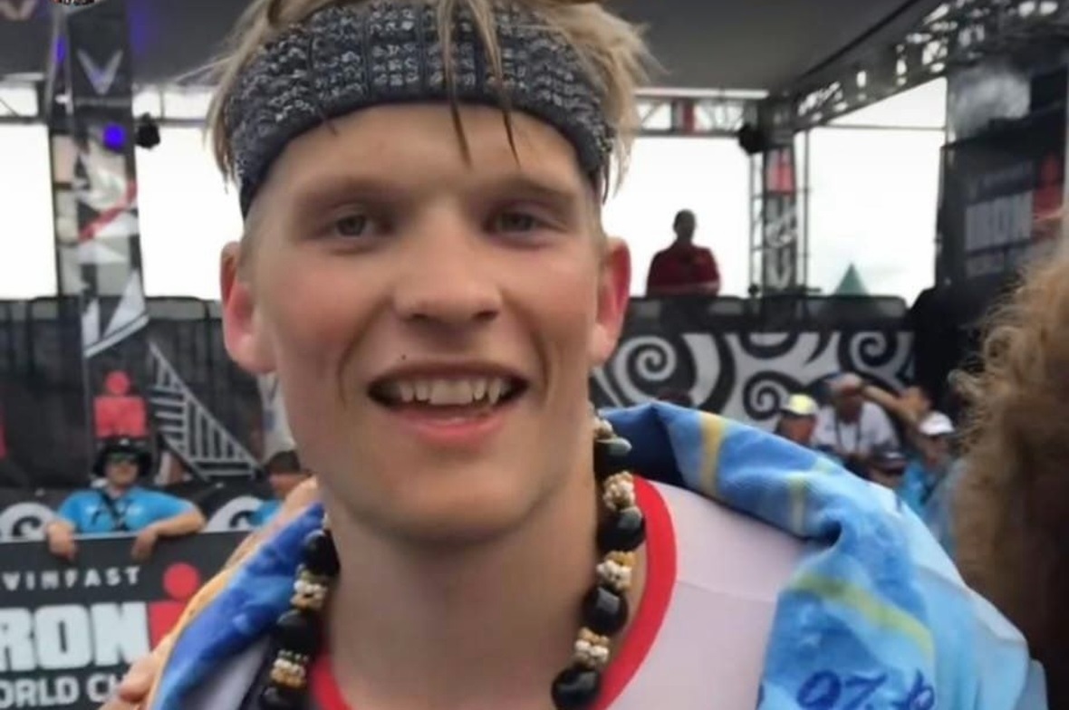 Nicola Buchs im Ziel von Hawaii, wo ihm als Finisher bereits die traditionelle Kukui-Nuss-Kette umgehängt wurde.