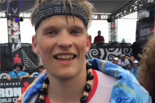 Nicola Buchs im Ziel von Hawaii, wo ihm als Finisher bereits die traditionelle Kukui-Nuss-Kette umgehängt wurde.