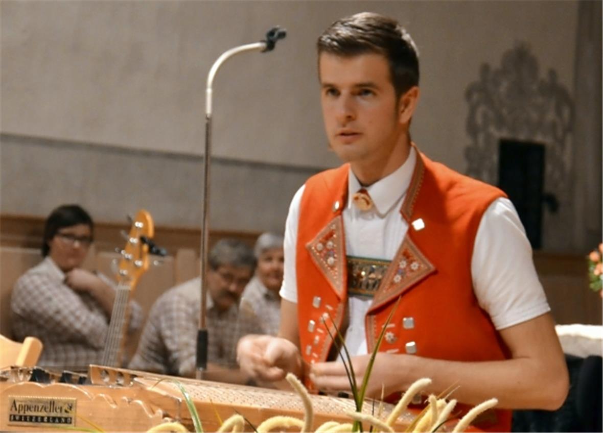 Nicolas Senn konzentriert sich für die schnellen Rhythmen der Melodie «In Erinnerung an Zirkus Renz».