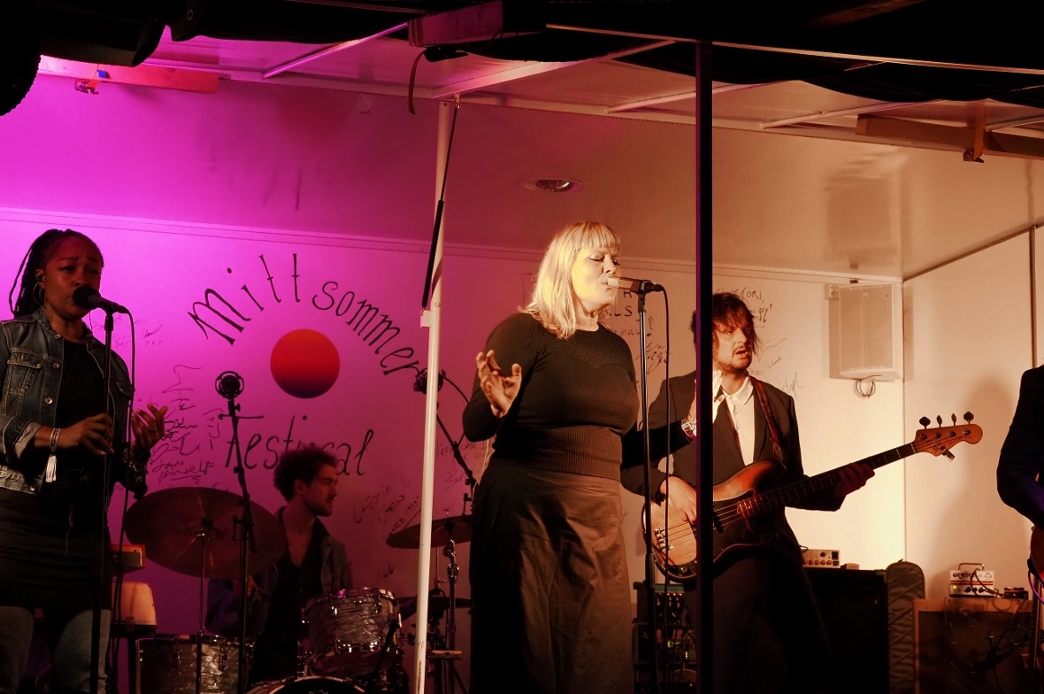 Nicole Bernegger am "Live At The Falls" by Mittsommerfestival.