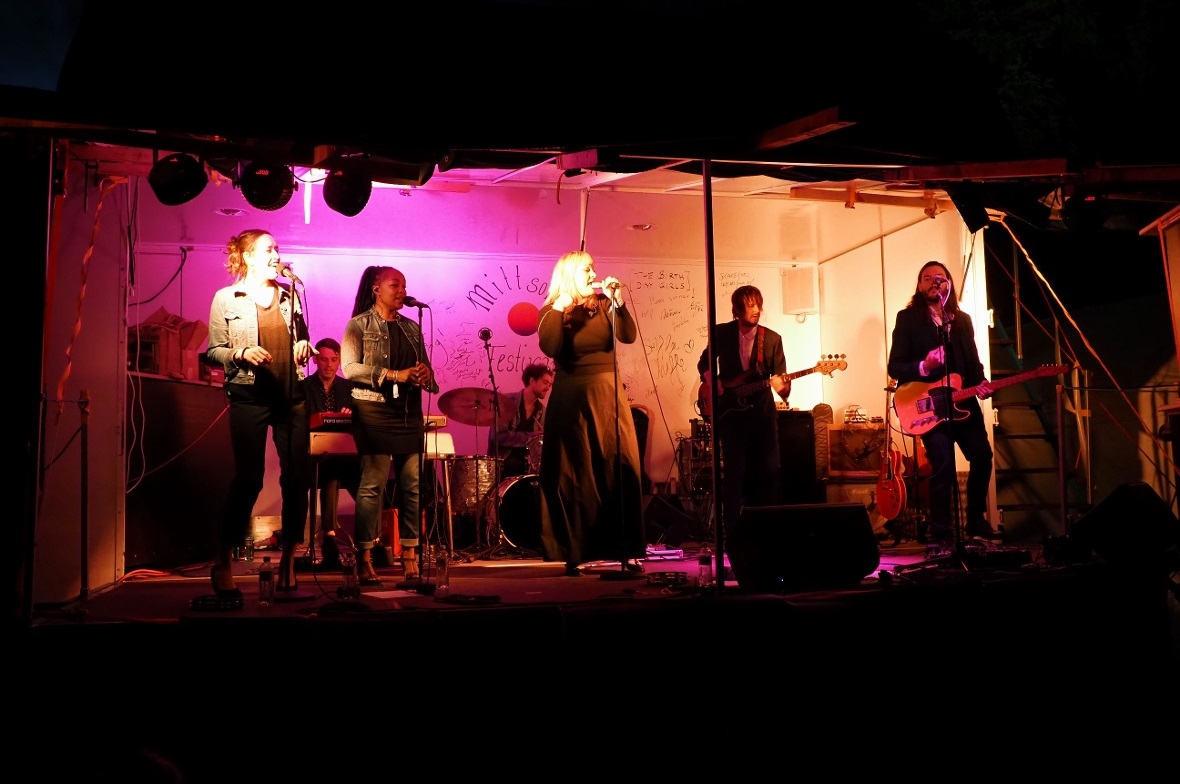 Nicole Bernegger am "Live At The Falls" by Mittsommerfestival.