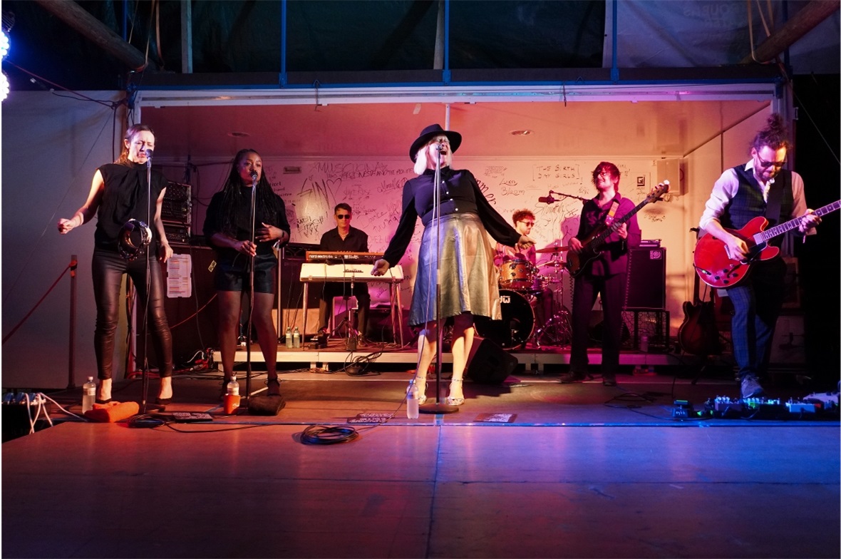 Nicole Bernegger, die Soulstimme schlechthin, füllte den Talkessel mit ihrer mar...