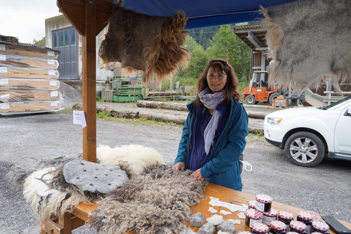 Nicole Perren Bruhin aus St. Stephan stellte gefilzte Sitzkissen und Teppiche au...