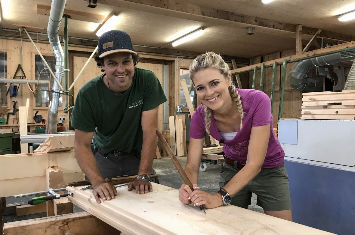 Nicole blickt Zimmermann Beat Gafner, der sich auf die traditionellen Simmentale...