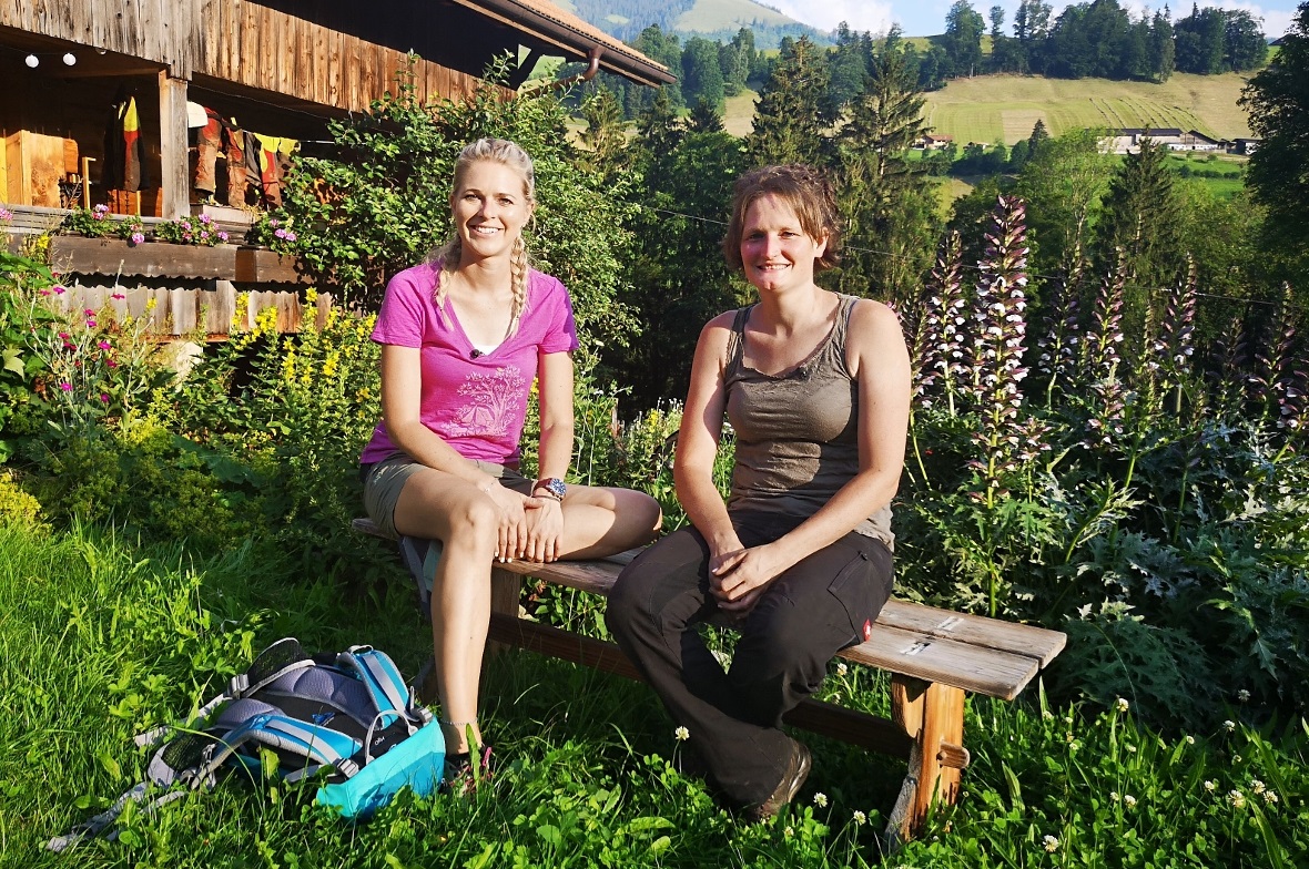 Nicole mit Bäuerin Eliane Wyssmüller.