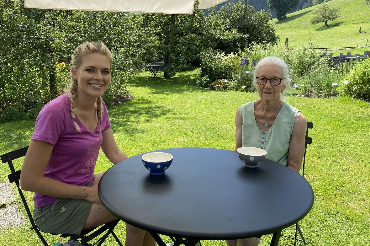 Nicole mit Susanne Krebs im Heilkräutergarten.