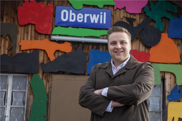 Nils Fiechter 2019 in seiner Oberwiler Wirkungsstätte als Gemeindeverwalter.