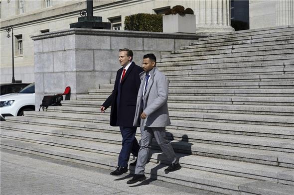 Nils Fiechter (links) und der gleichsam verurteilte Co-Präsident der JSVP Bern Adrian Spahr beim Verlassen des Gerichtsgebäudes in Lausanne.