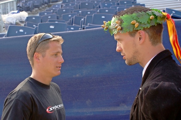 Nils Mani Gratuliert seinem Trainispartner Kilian Wenger zum Gewinn des Oberländischen Schwingfest.