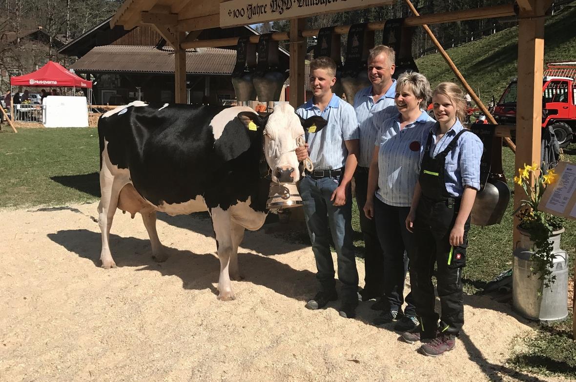 Nina mit ihrer Besitzerfamilie Hans Feuz