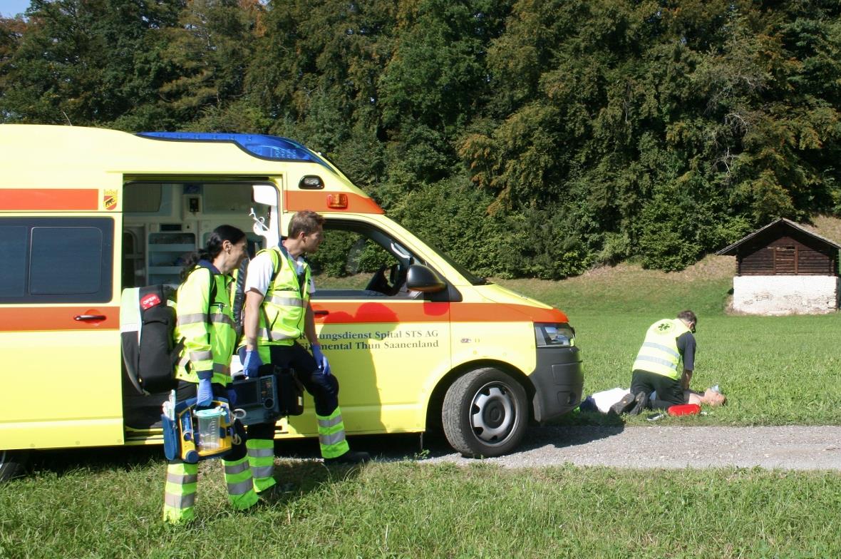 Noch bevor die Profis (links) eintreffen, konnte der Ersthelfer mit der Reanimation beginnen.